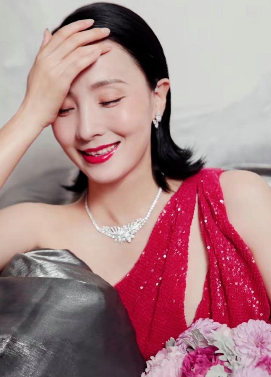 网友:51岁的陶红,身材依旧性感丰满,越老越有韵味.