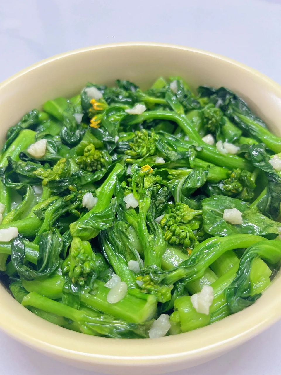 清炒油菜花春天不要错过的美味  春天就爱吃各种应季的新鲜蔬菜