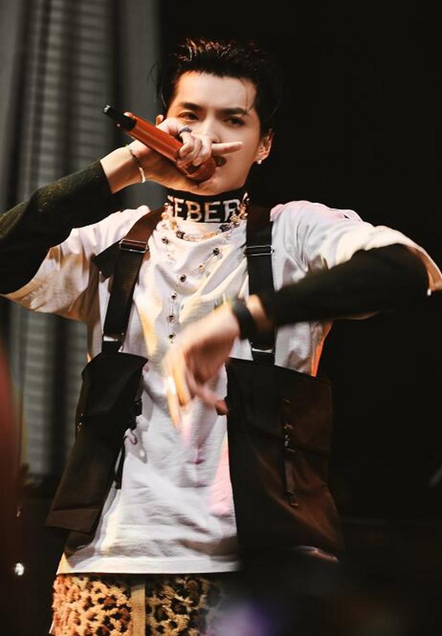 吴亦凡身着黑色高领毛衣,搭配白色t恤和豹纹短裤,帅气逼人,气场全开.