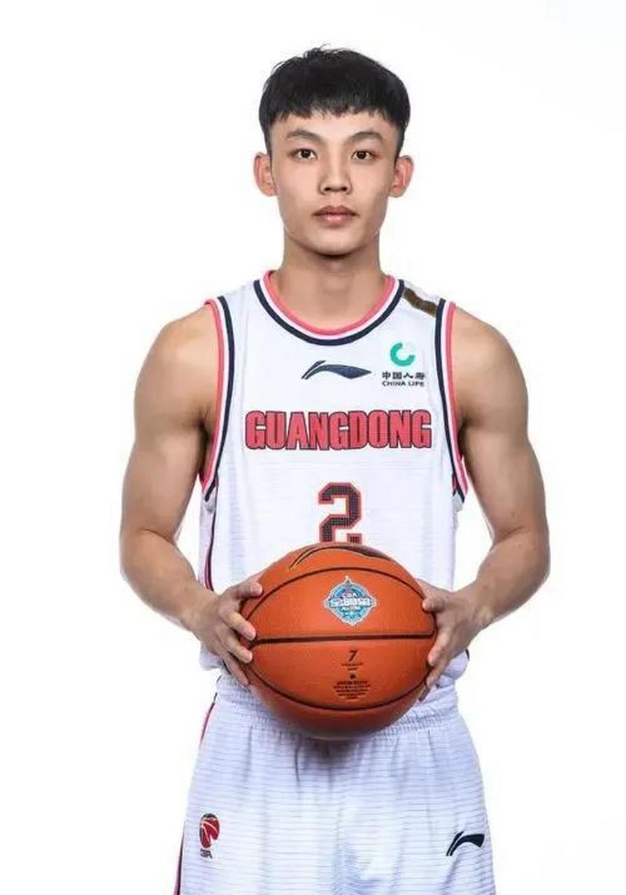 徐杰在广东男篮是b类合同,年薪才70万元,是非常廉价的劳动力!