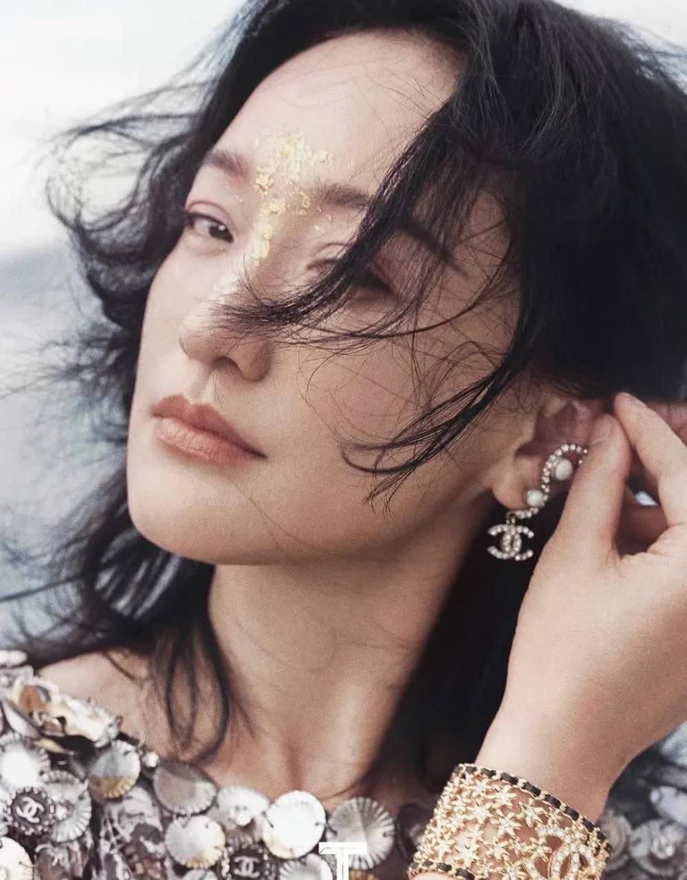 周迅×t锦绣|7月刊封面大片,化着特殊妆容在云南大理,自由自在地骑着