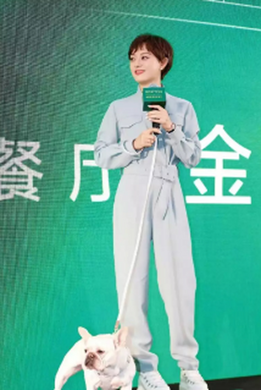 孙俪这个发型太绝了,刘海短发显脸小又精致,连体裤穿搭重回颜值巅峰