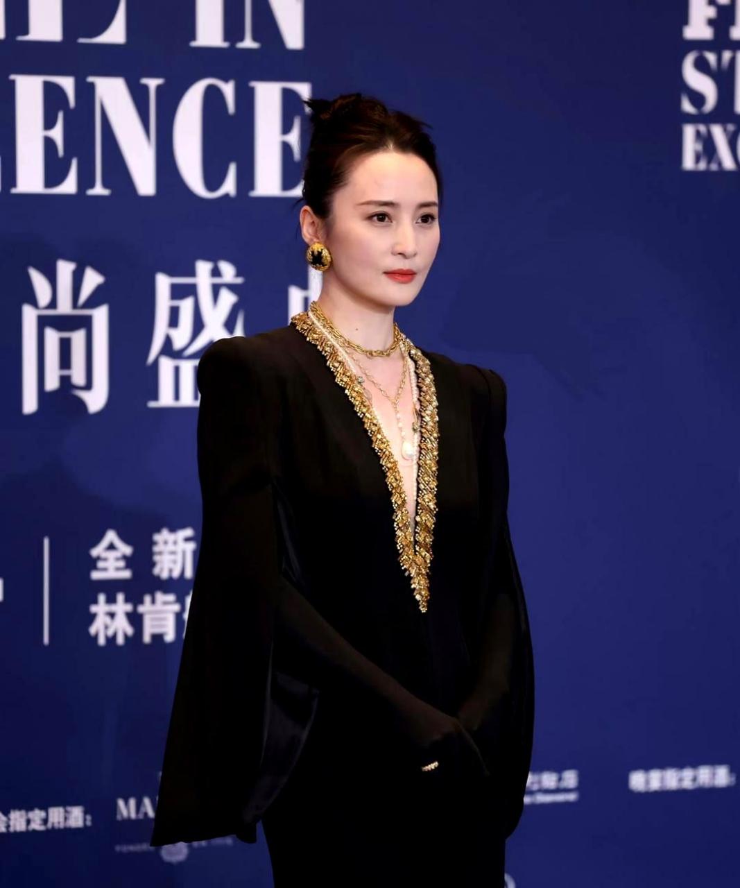 蒋勤勤身穿这套礼服,气场十足!