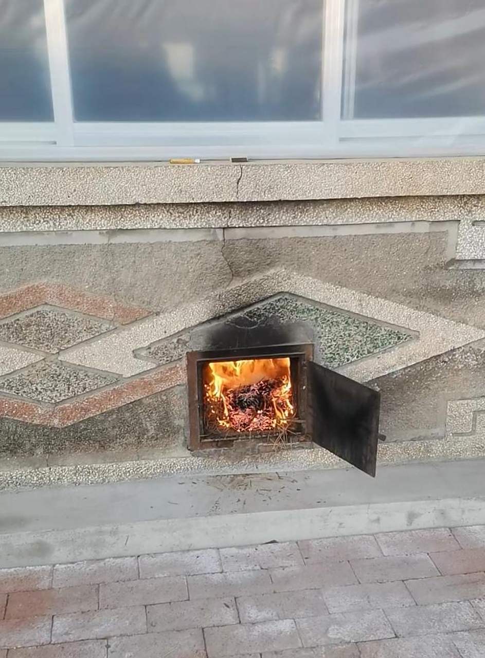 东北一位大叔家烧炕是这样在外边烧的,说这样屋里就没灰了干净很多!