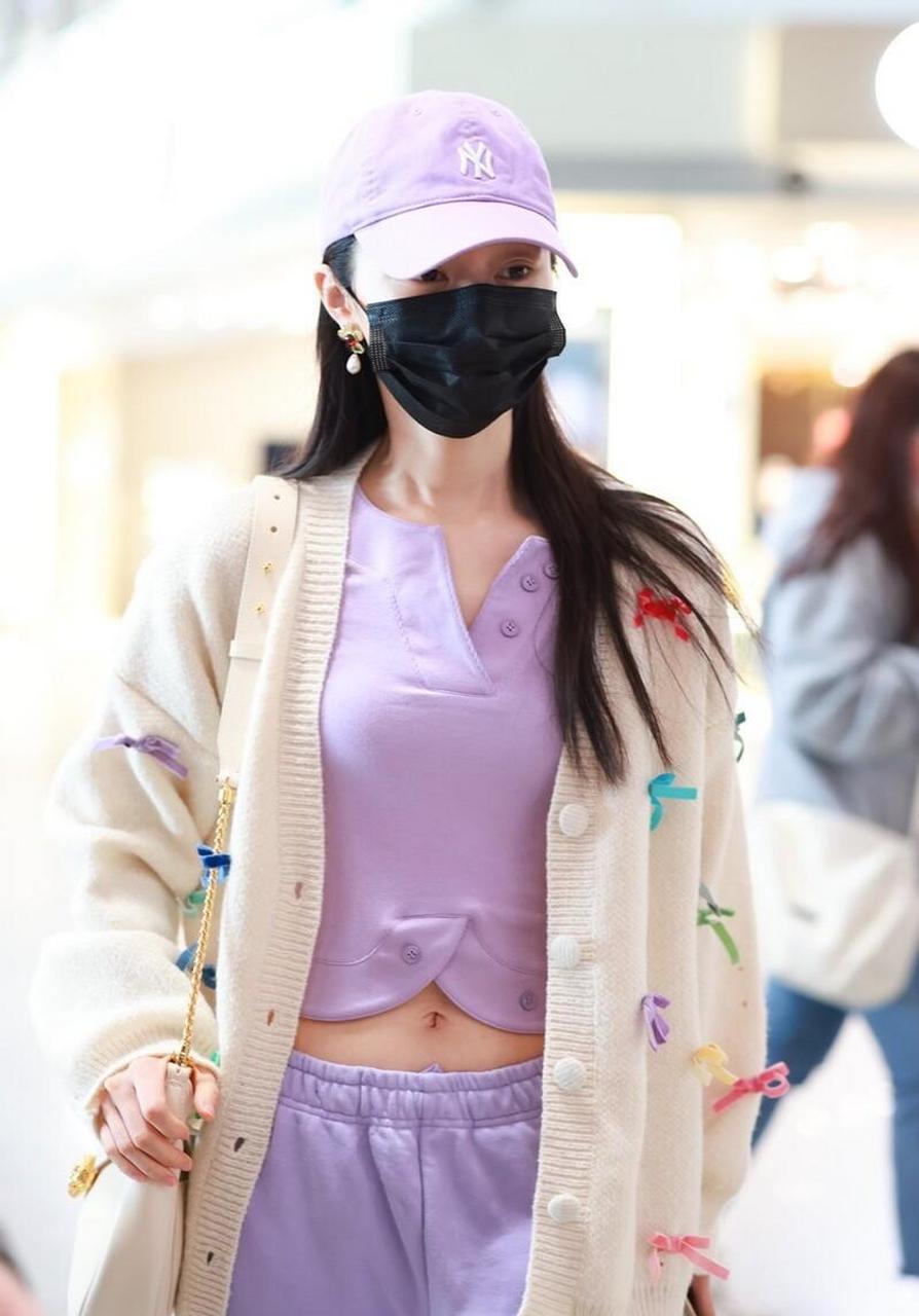 宋轶机场街拍,香芋紫色运动卫裤 针织开衫 polo领短上衣 棒球帽清甜