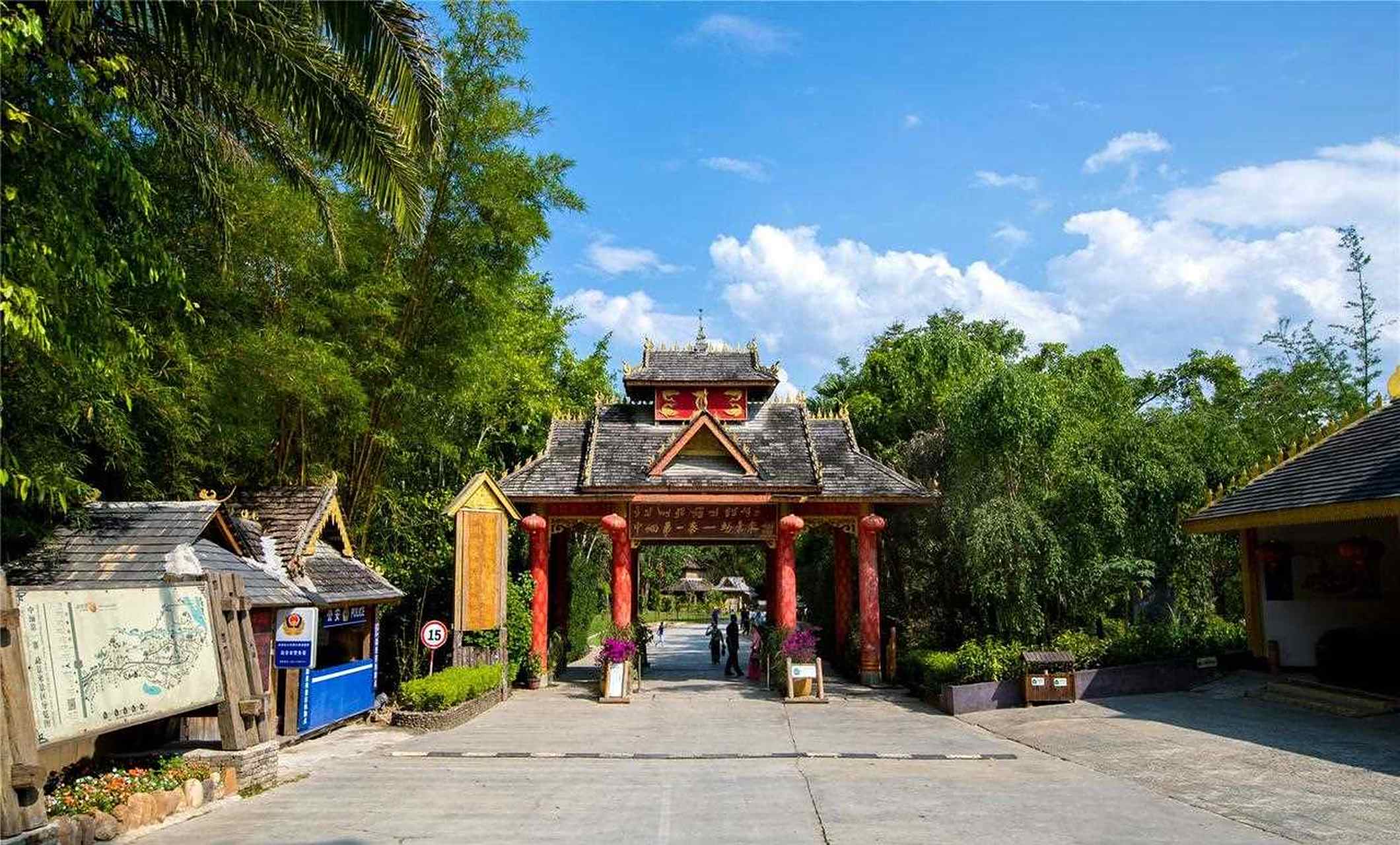 勐景来,一个传统的傣族村寨,毗邻缅甸,有着"中缅第一寨"之称!