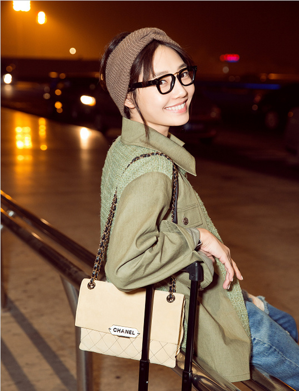 白百何机场街拍好个性,工装风绿外套搭配男友风牛仔裤率性时髦,搭配