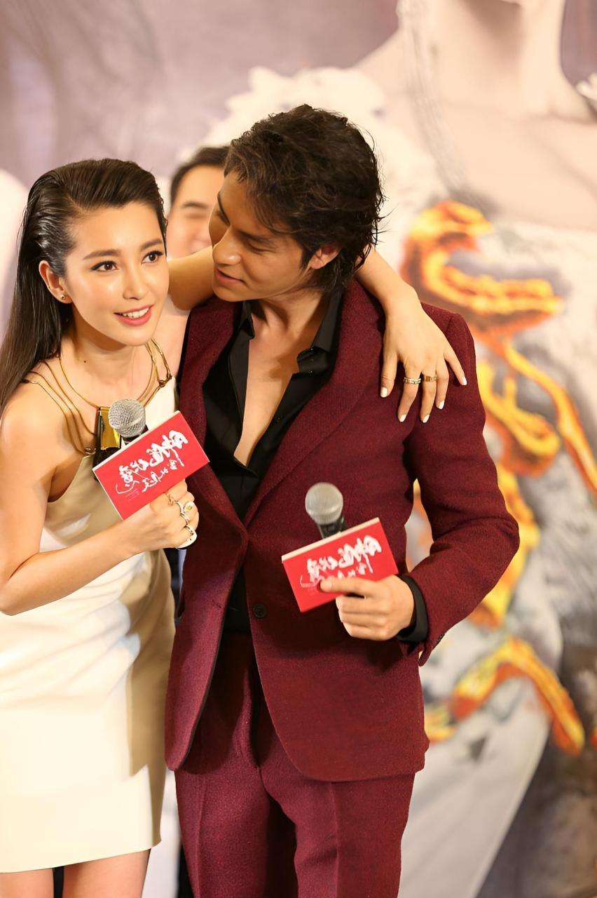 1995年,李冰冰跟任泉说:"你跟我去广州拿我的代言费,26万现金我一个人