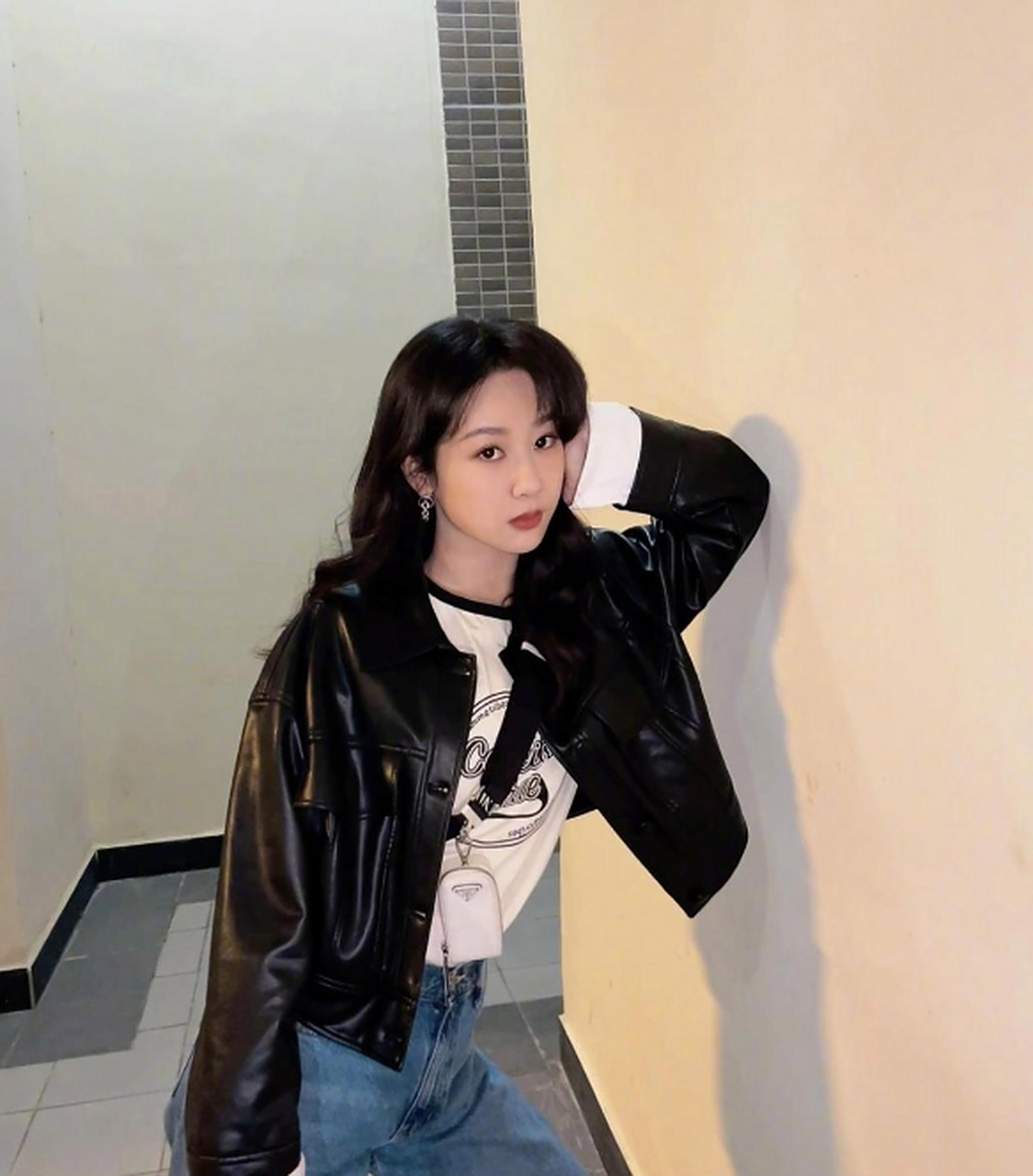 杨紫身穿黑色短款皮衣搭配牛仔裤,活泼灵动,满满的少女感!