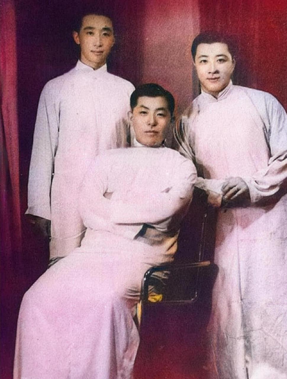 张作霖长子张学良(中),三子张学曾(右一)和四子张学思(左一)的一张