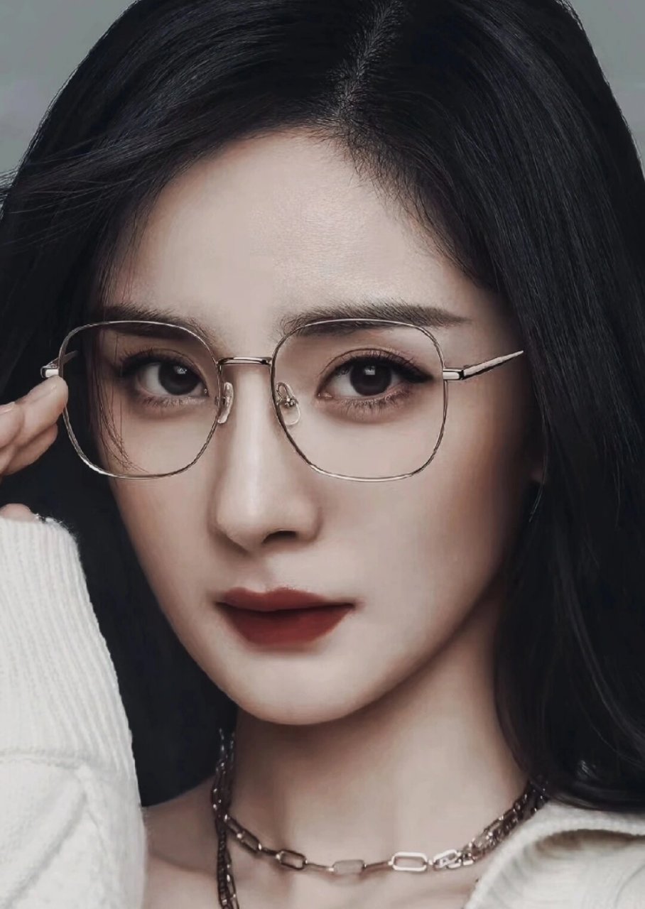 杨幂教你这样戴眼镜  在娱乐圈中,有一位备受瞩目的女神级人物