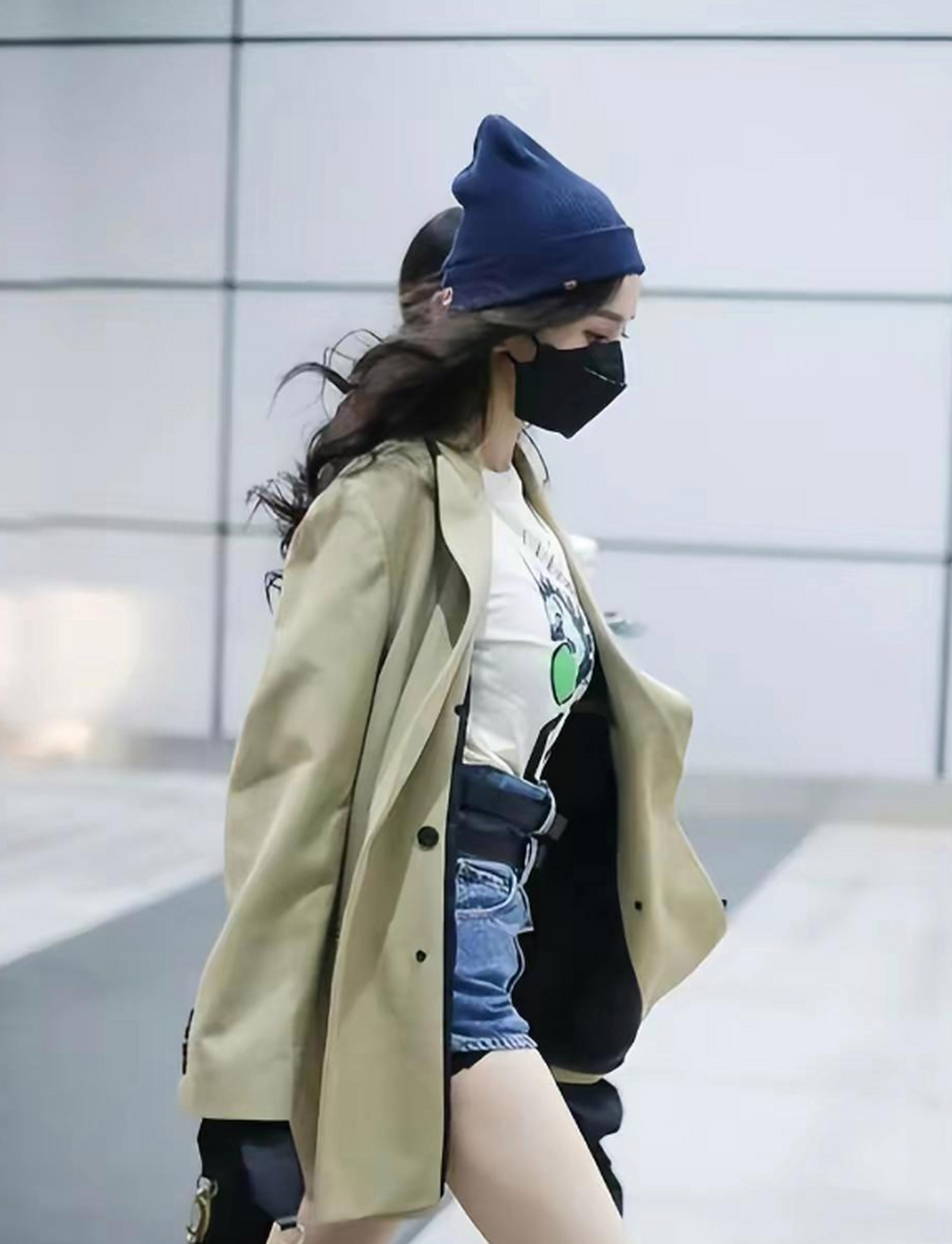 杨幂太会穿了,超短牛仔短裤穿在身上,显露出白嫩而又迷人的美腿!