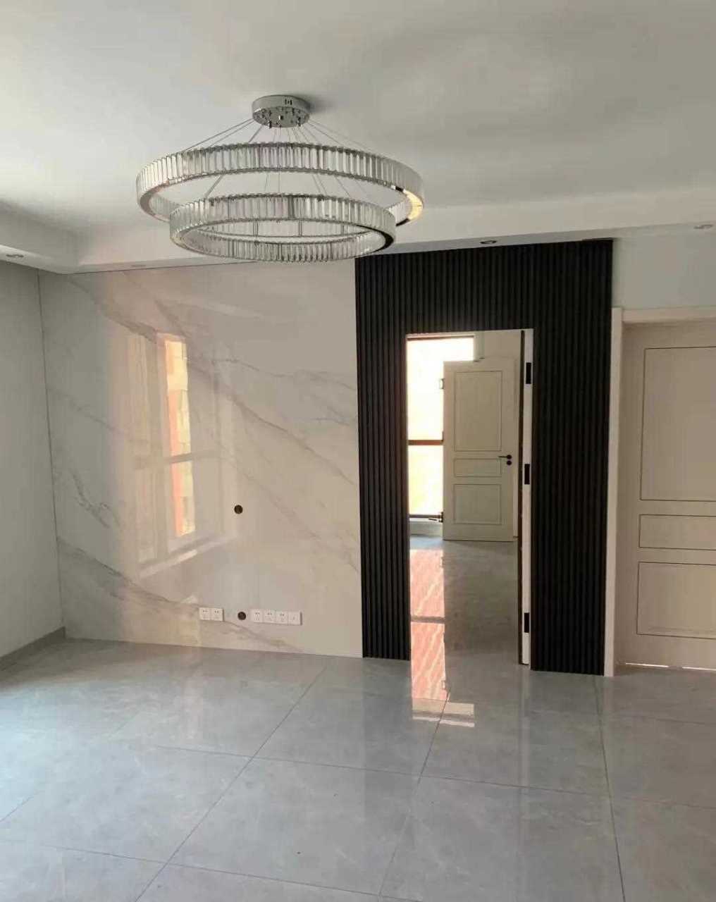 隐形门这么设计 灰色地砖,电视墙岩板,木搁栅隐形门,乳白色木门,墙面