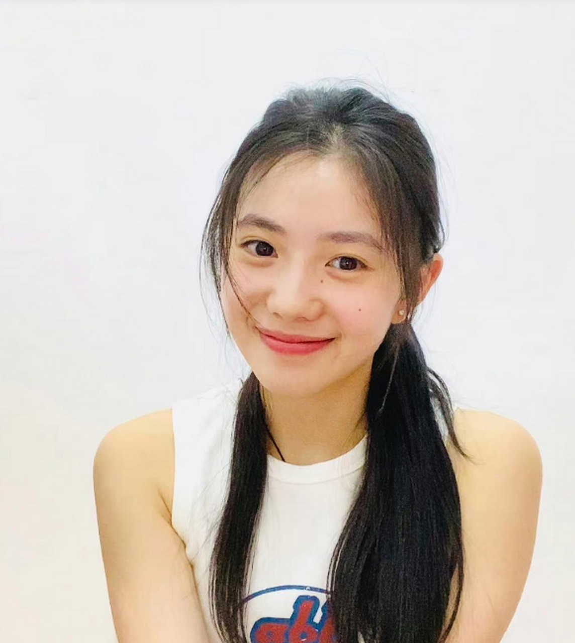 刘浩存晒淡妆怼脸照,力证自己没动过脸,明明是少女人设,以后还是不要