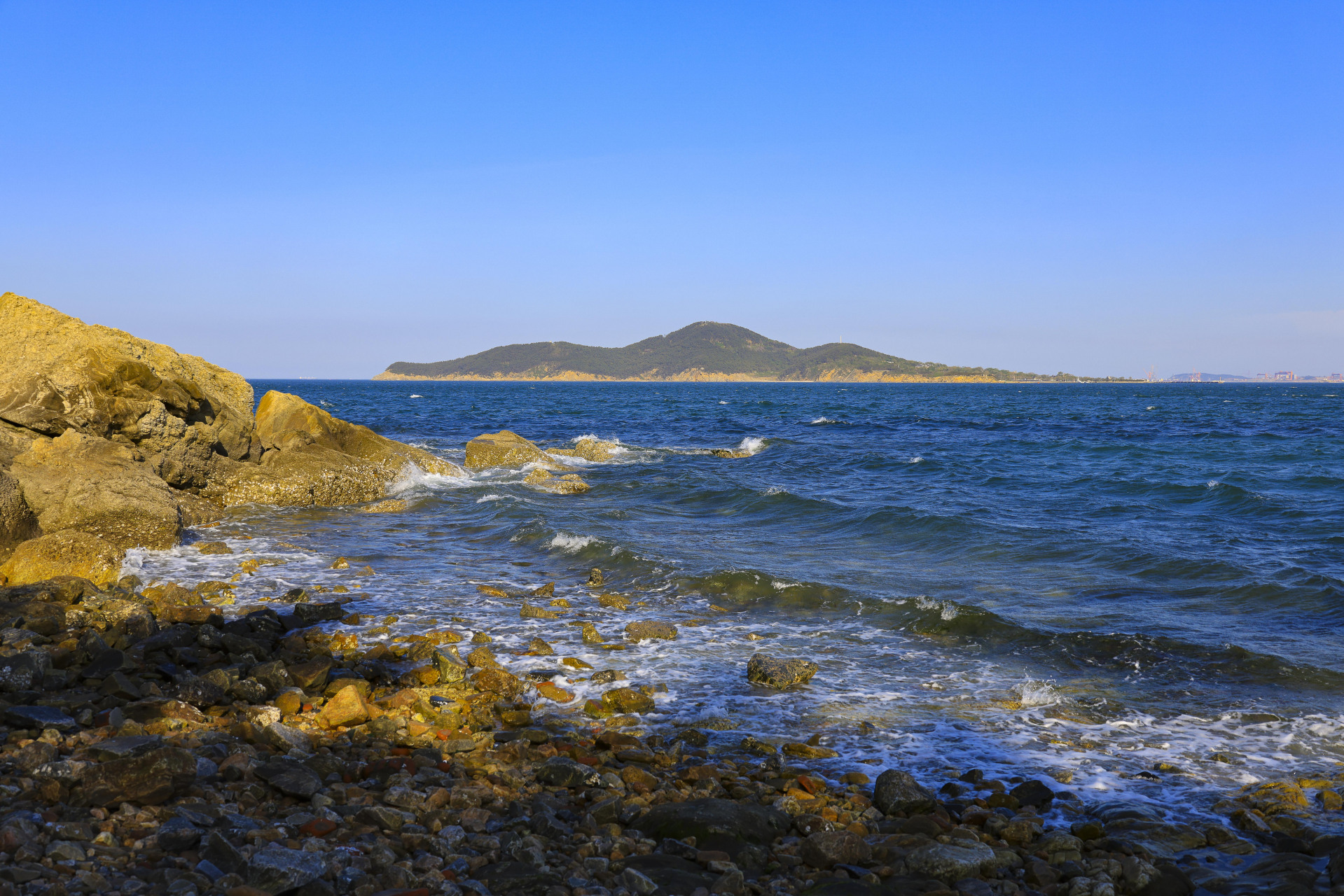 威海的东山宾馆是市内小环海路的起点,游客也只把