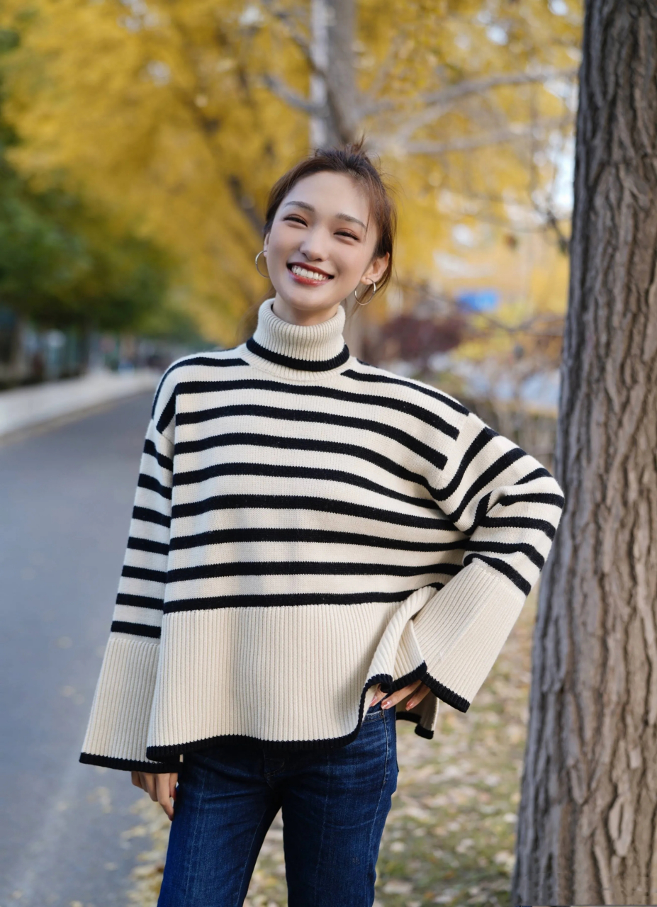 央视美女主持蓝羽,条纹衫配牛仔裤街边拍照,时尚表现力堪比超模  作为