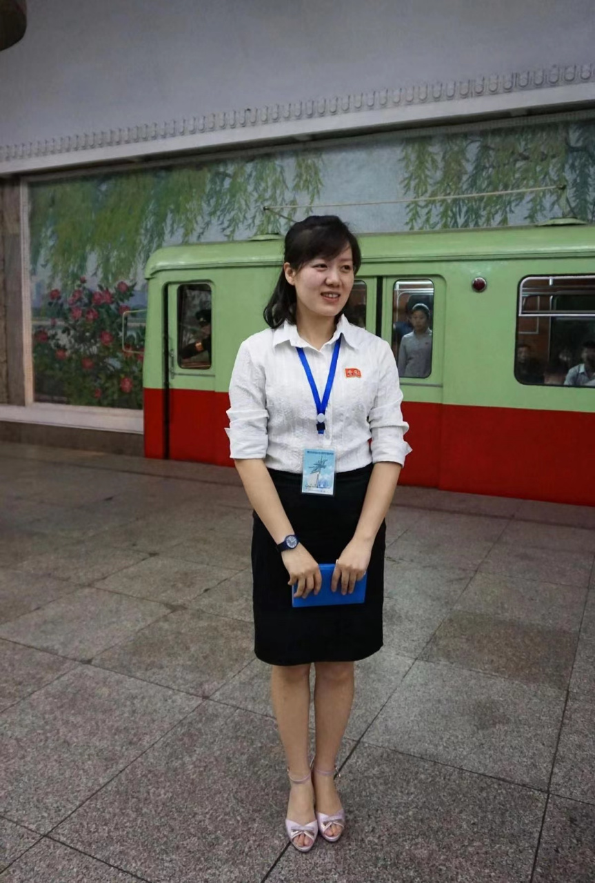 朝鲜导游(崔大丽26岁)在她的美国之行口述中的美国,在沙滩上人民衣不