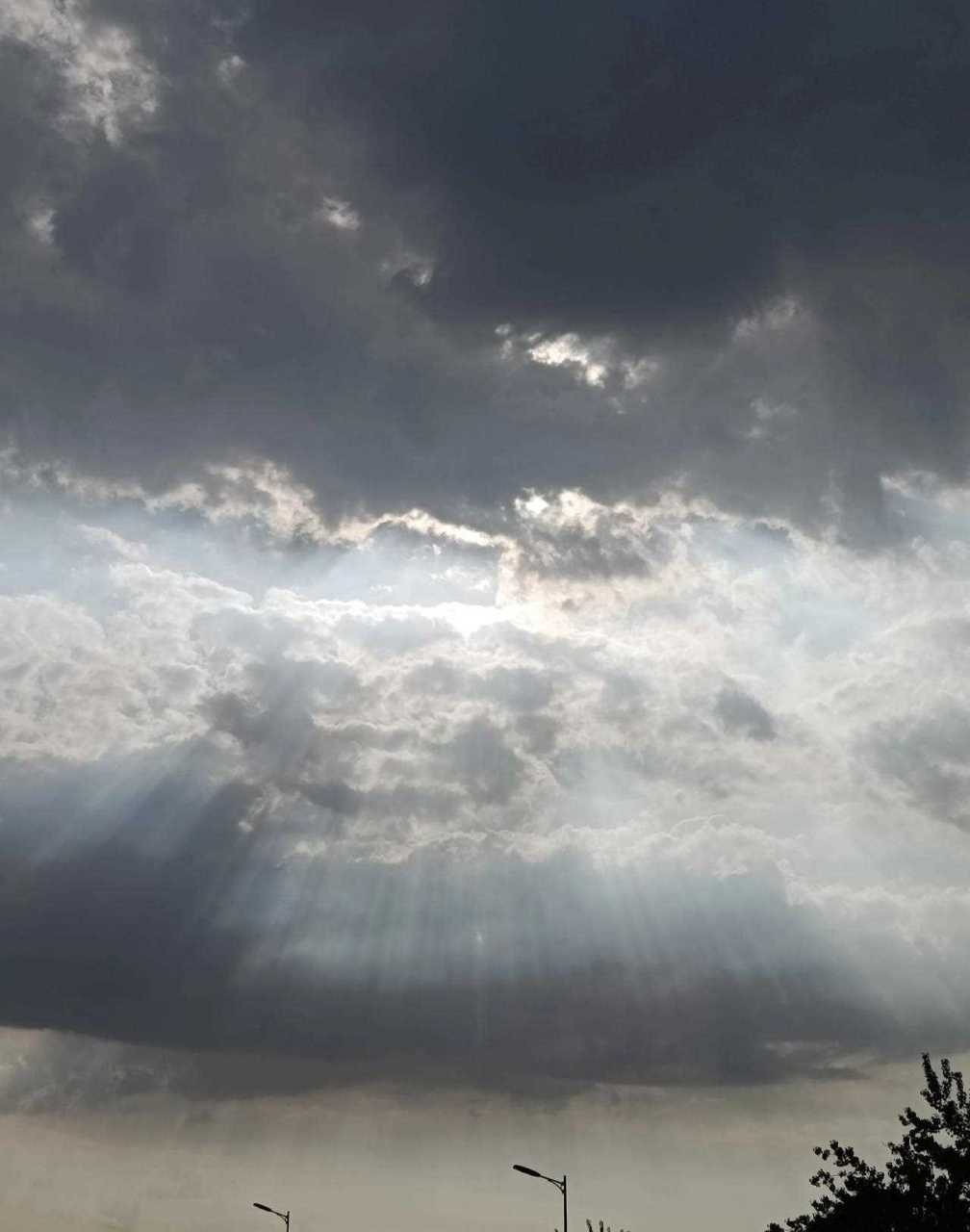 今日鼓楼等车,抬头看天,缕缕阳光透过云彩撒向大地.[国宝] 请教各位.