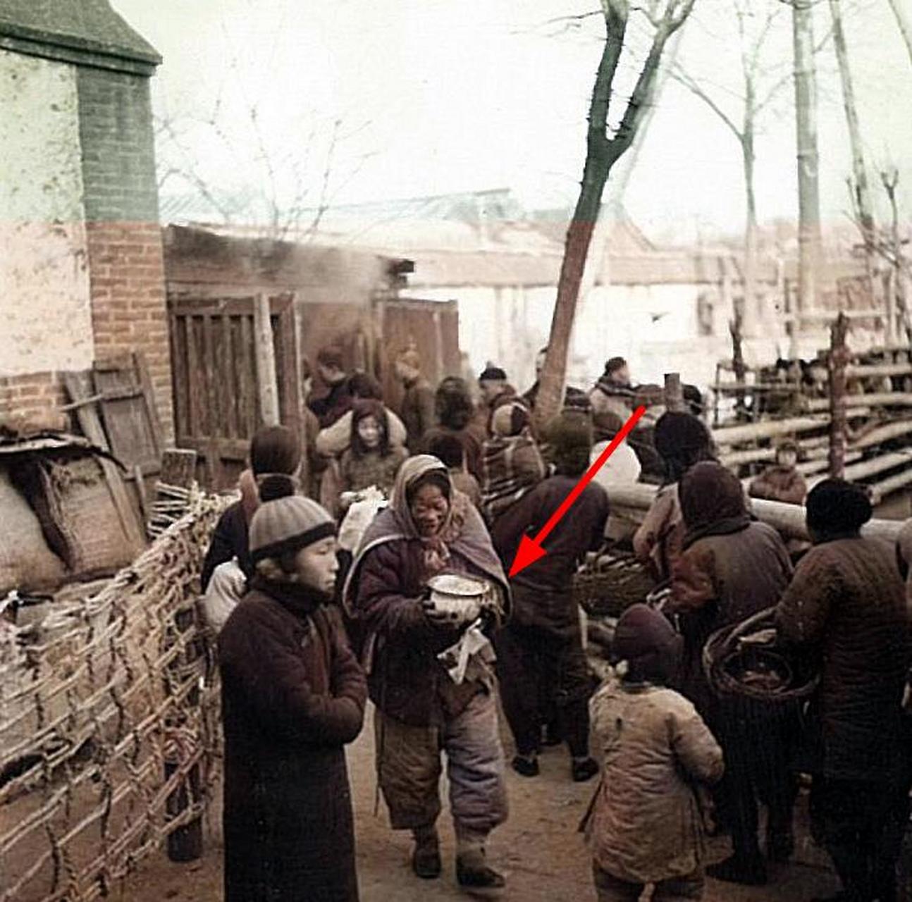 1938年的腊八节,北京的广济寺正在开粥厂,一名妇女