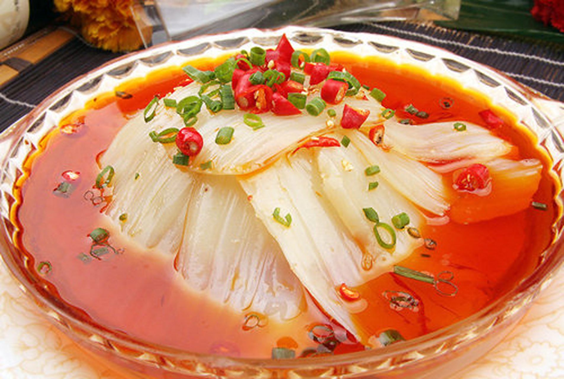 彬县御面,又称淤面,玉面,是陕西省咸阳市彬州地区的著名传统特色小吃.