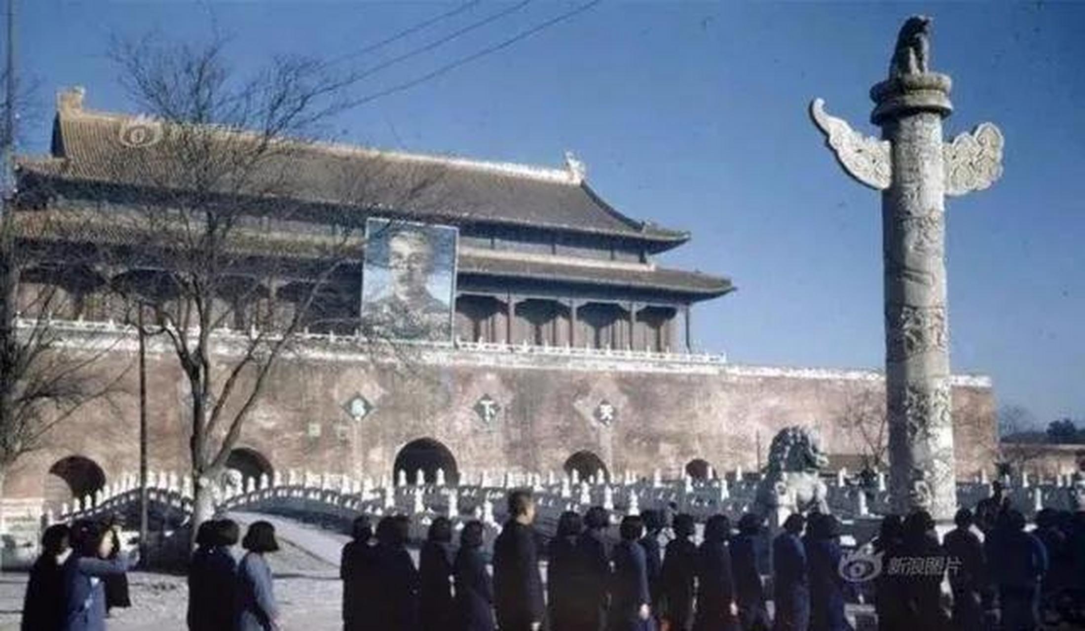 蒋介&石画像第一次出现在天安门城楼为1945年12月3日,是他在1944年身