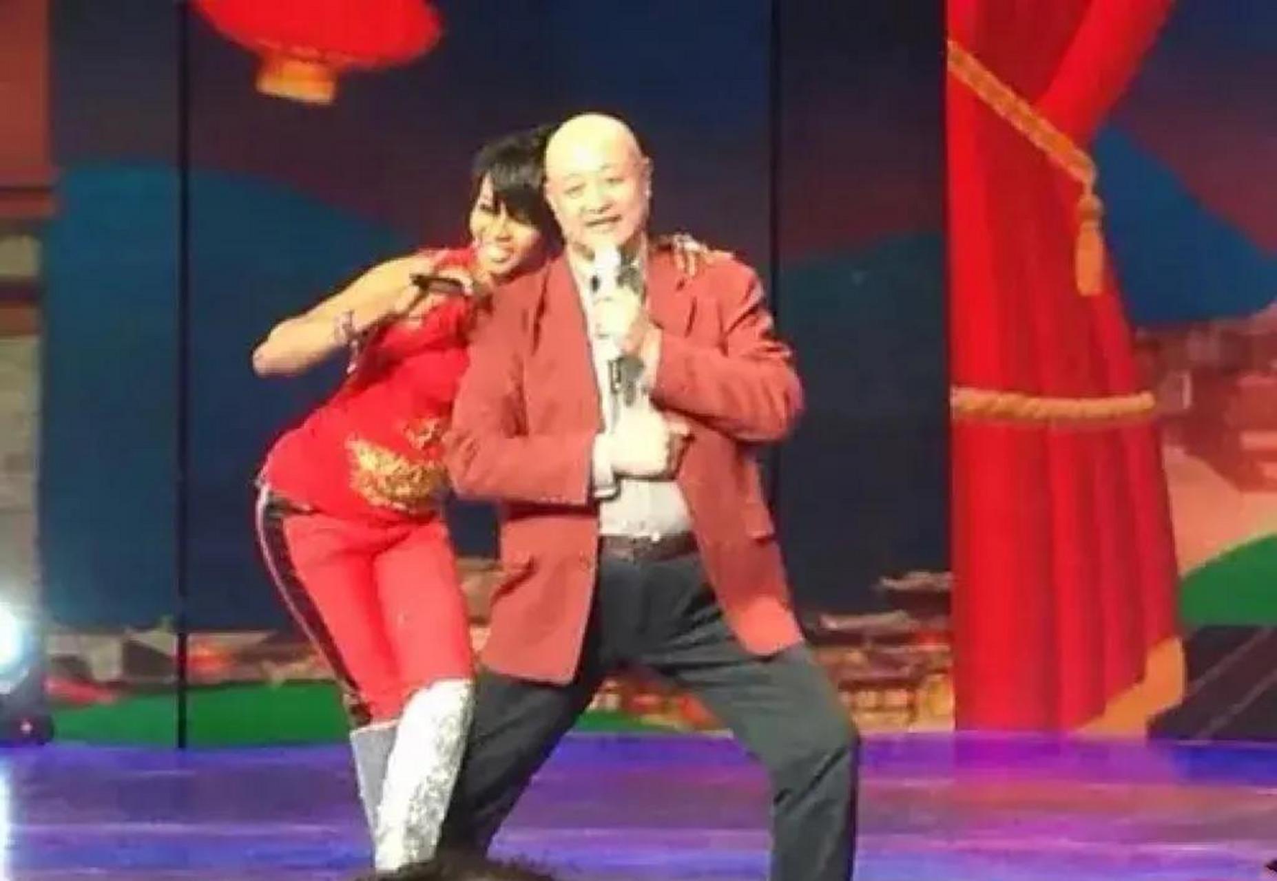 百家号星火计划# 一代相声大师陈寒柏的妻子,扎两条马尾辫看上去总