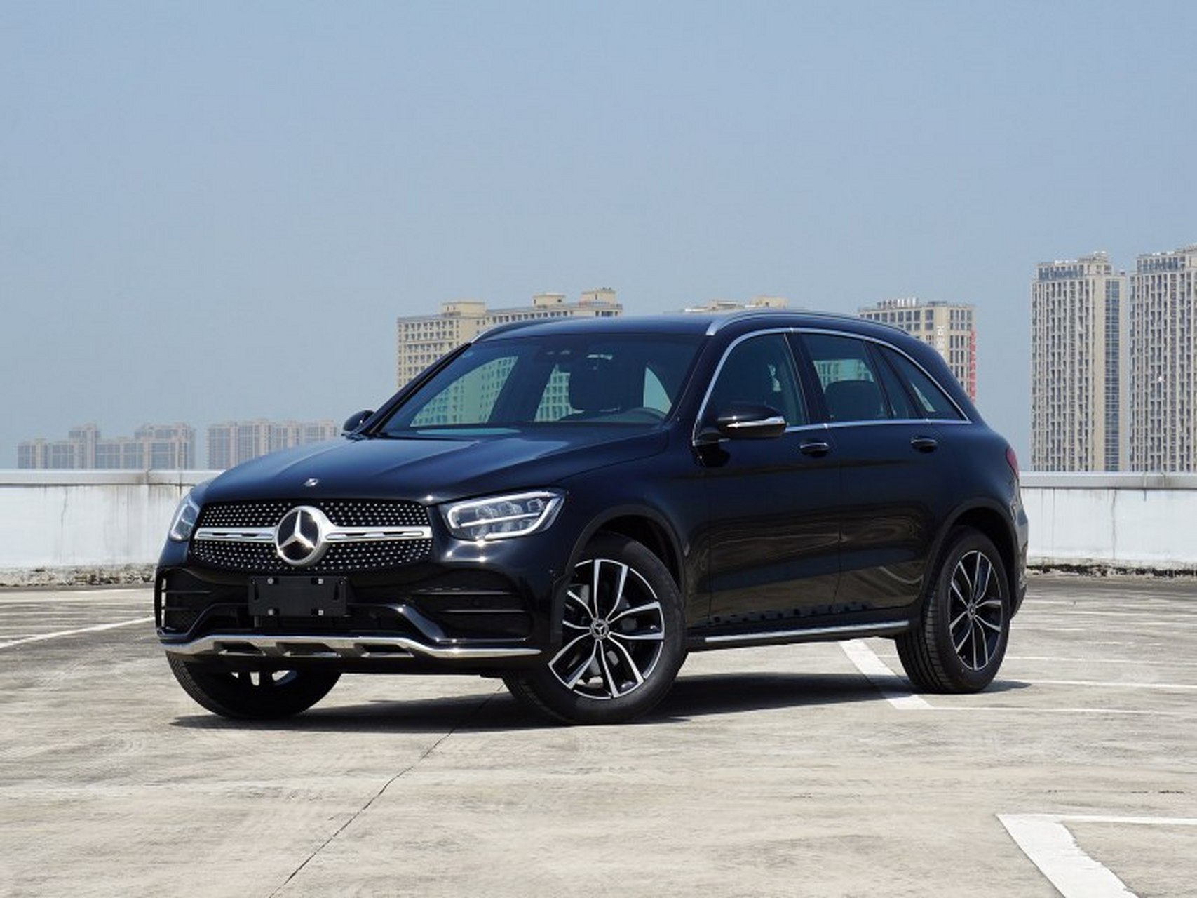 新款奔驰glc 300车身侧面,车顶上方设计了行李架,悬浮式的车顶搭配