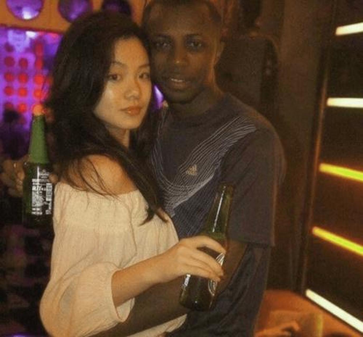在这张照片中,一名黑人男子正跪地向一名中国女孩求婚,他低下头,准备