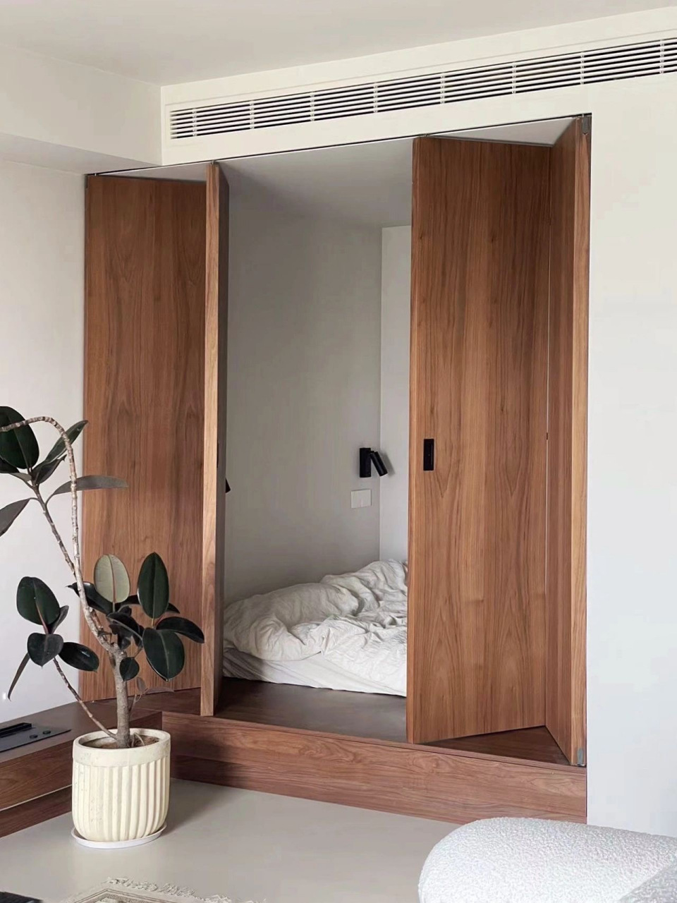 新案预告:胡桃摩卡色的精致小家 这套新项目里最爱客厅这个小卧室了