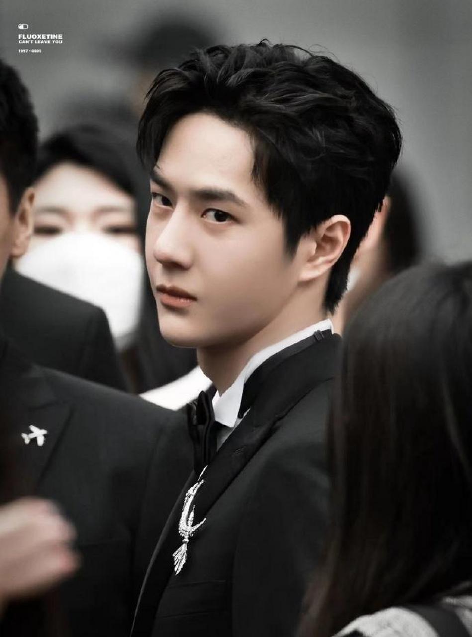 再来回看这张照片,才发现王一博绝美照片的背后,是一段凄美的爱情故事