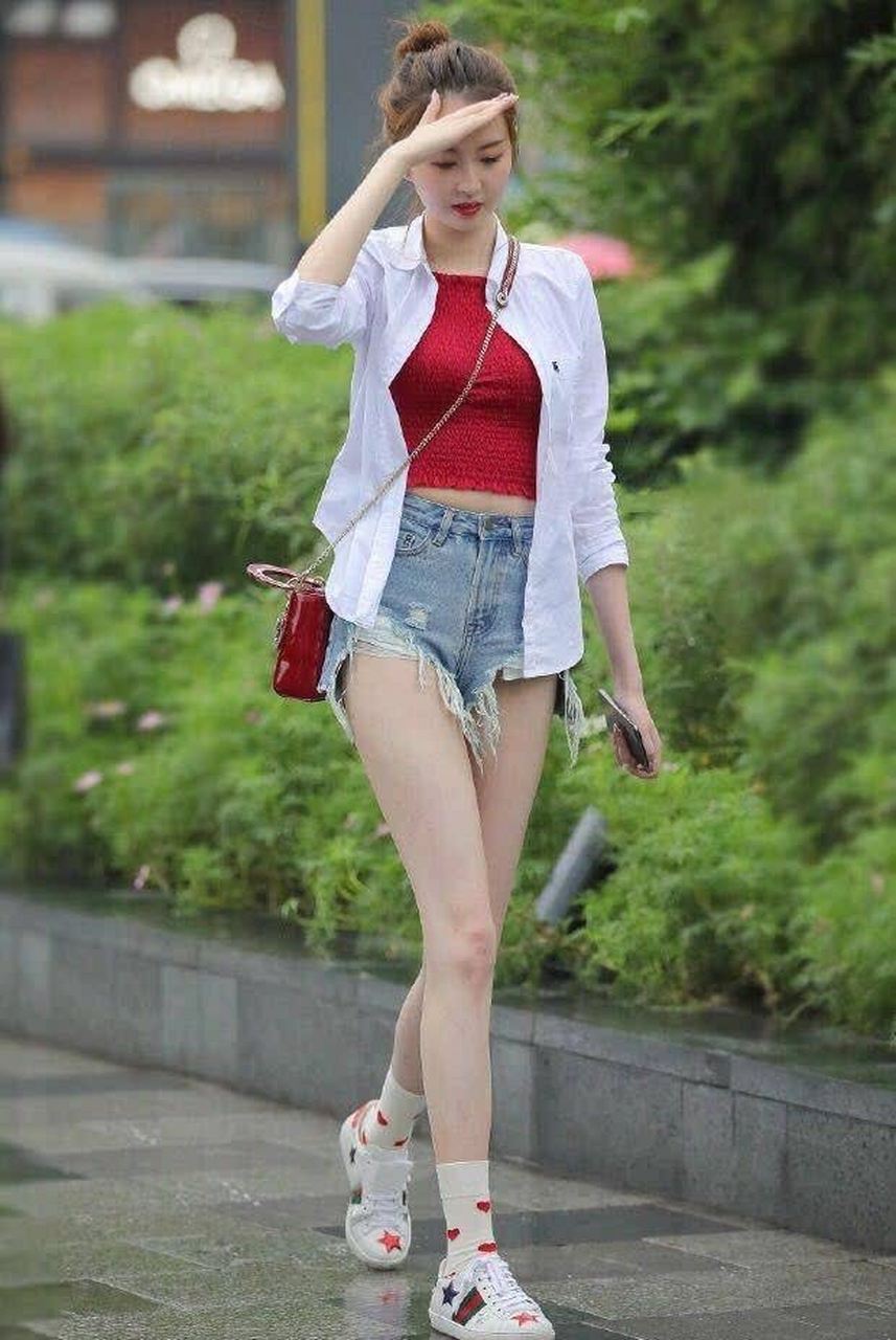 小姐姐气质不错,梳了一个丸子头,显得特别可爱