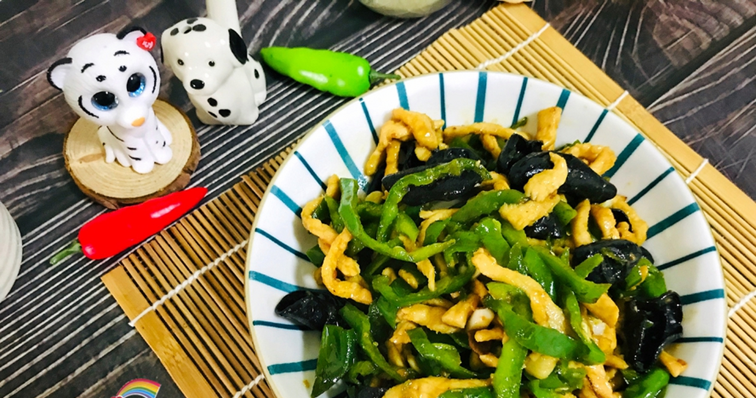 青椒木耳炒肉丝.