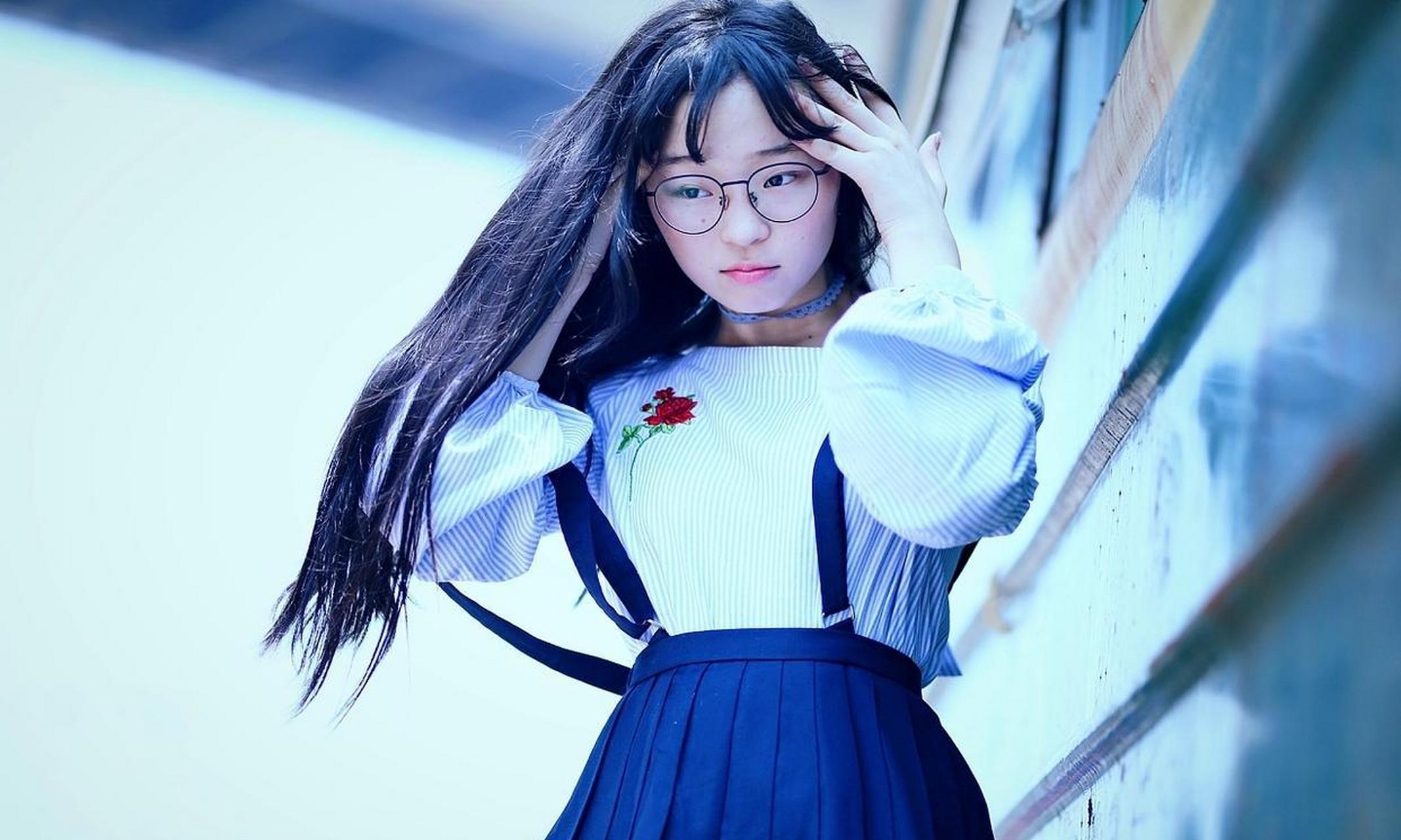 拍摄戴眼镜的微胖小女孩 #娱乐最前沿