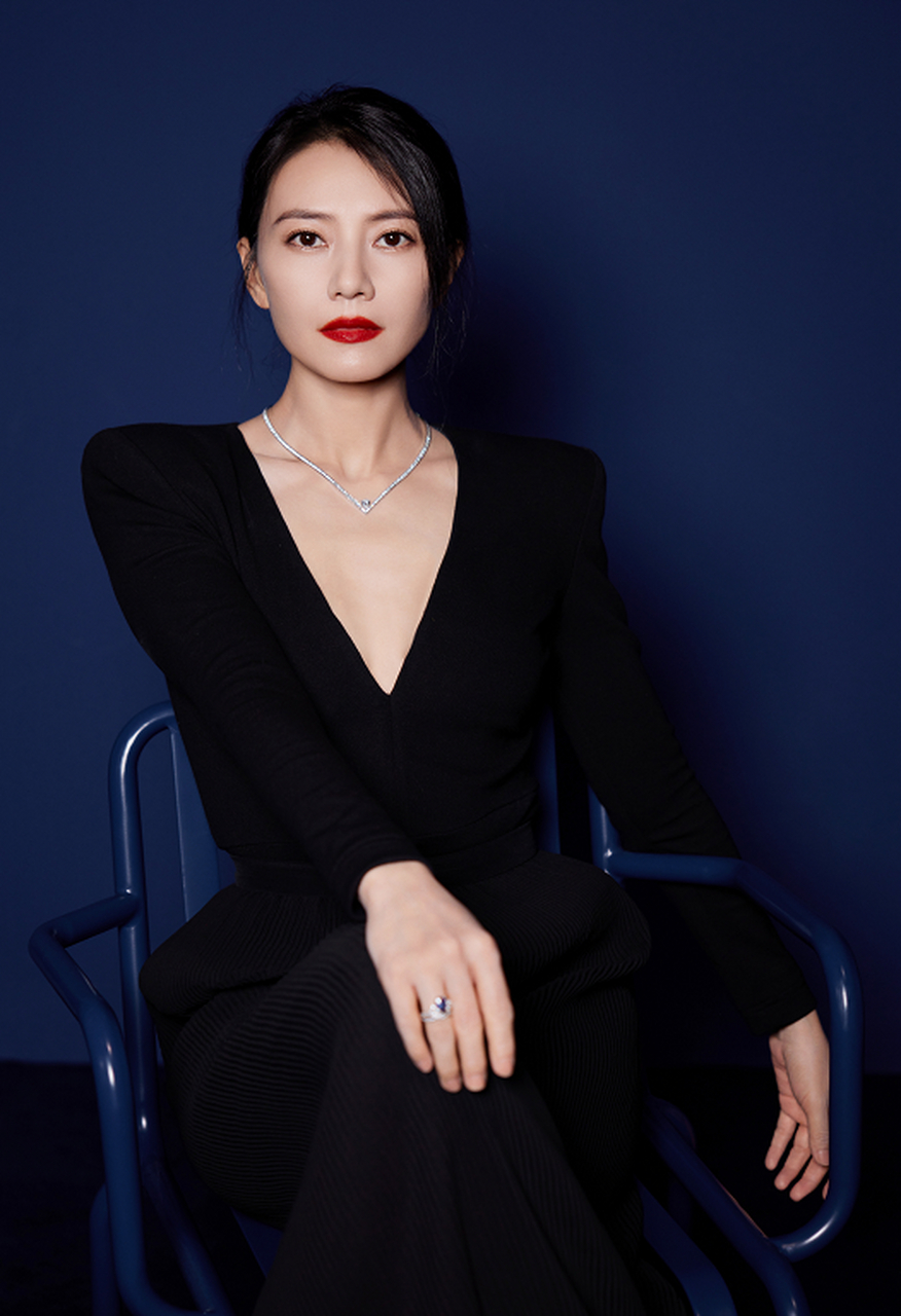 高圆圆的黑色礼服,熠熠光华,真的是干练端庄.