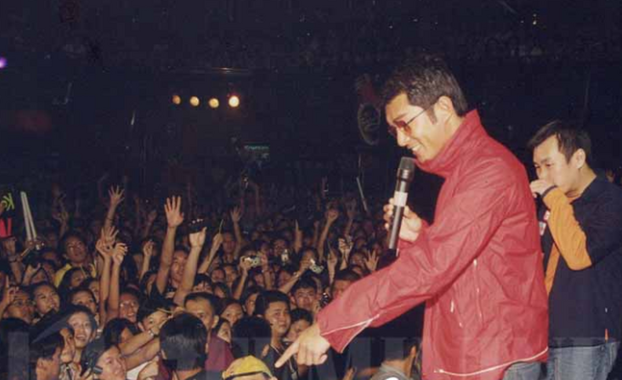 2000年5月20日,古天乐在马来西亚,参加新专辑《男朋友》的签唱会,一身