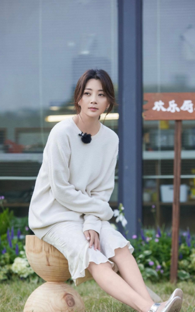 殷桃本周《中餐厅》综艺造型分享,身穿纯白色圆领卫