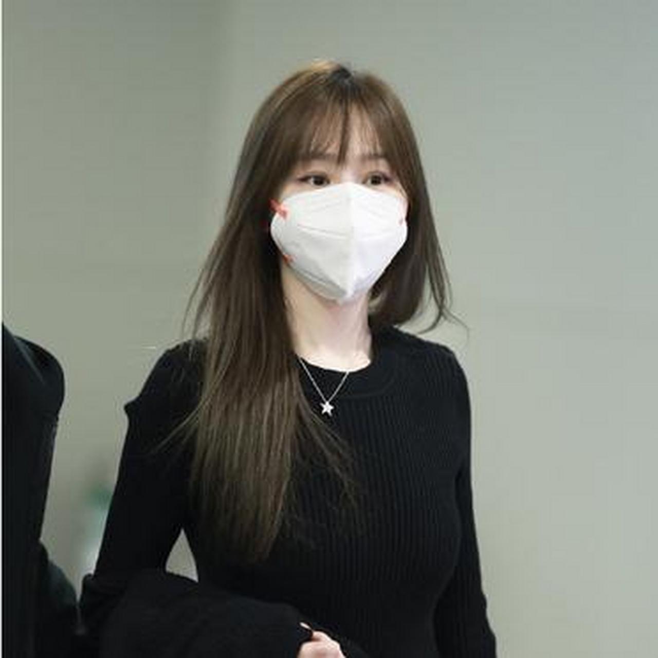 王心凌机场路透释出   穿黑色毛衣长裙自然又舒适