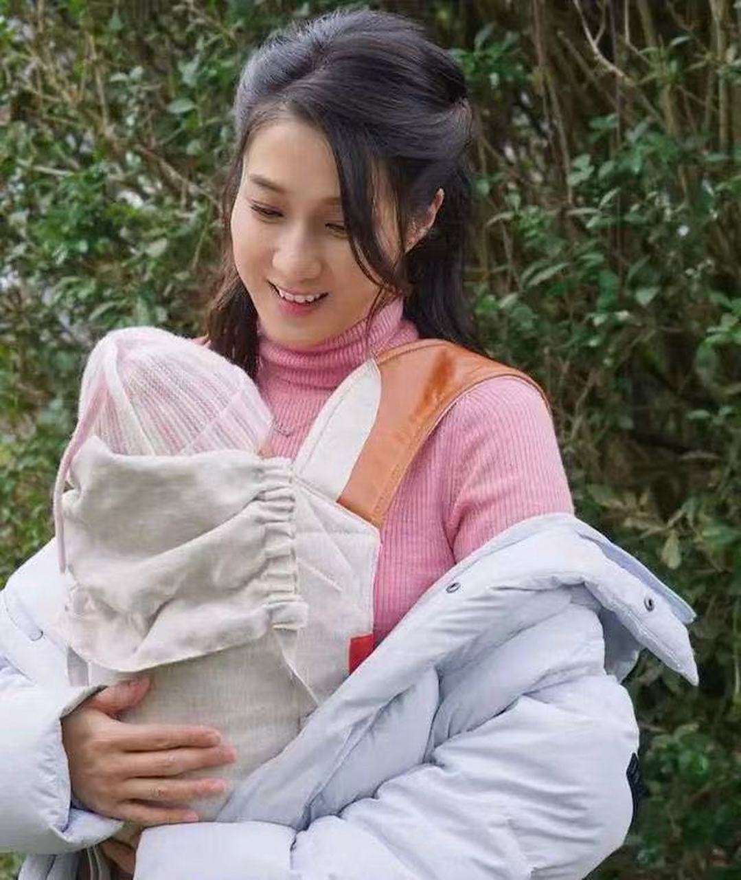 郑嘉欣生完孩子的状态也太好了吧,生的三女儿也是俏皮可爱.