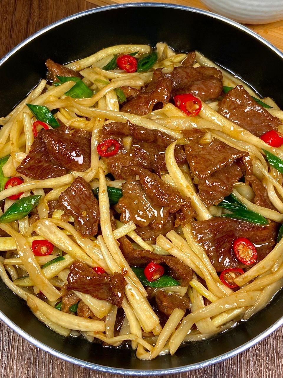 其中,茭白和牛肉的搭配,简直是一道让人欲罢不能的美食!