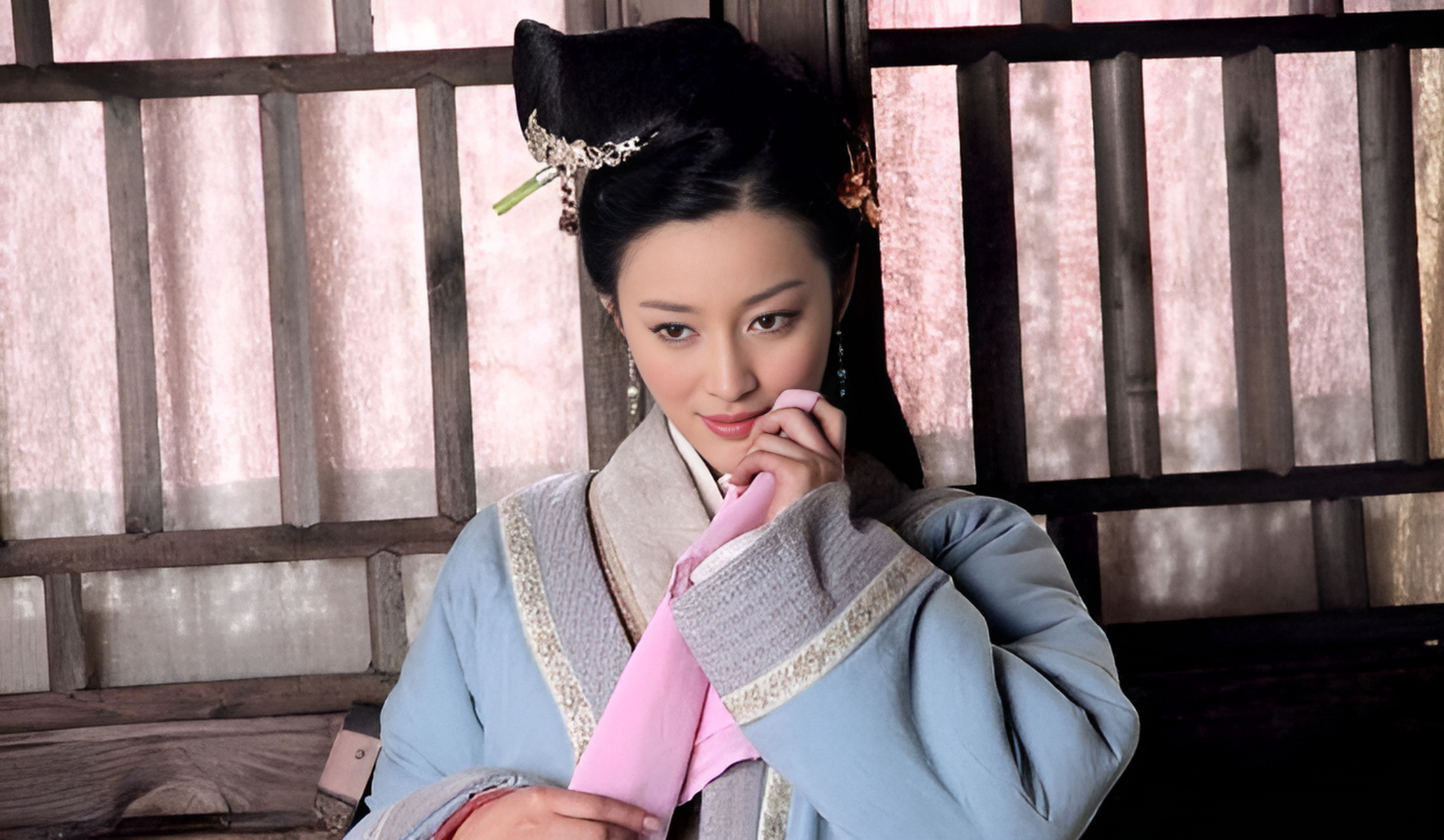 当武松为了报仇而杀死他哥哥武大郎的妻子潘金莲时,他做了一件非常