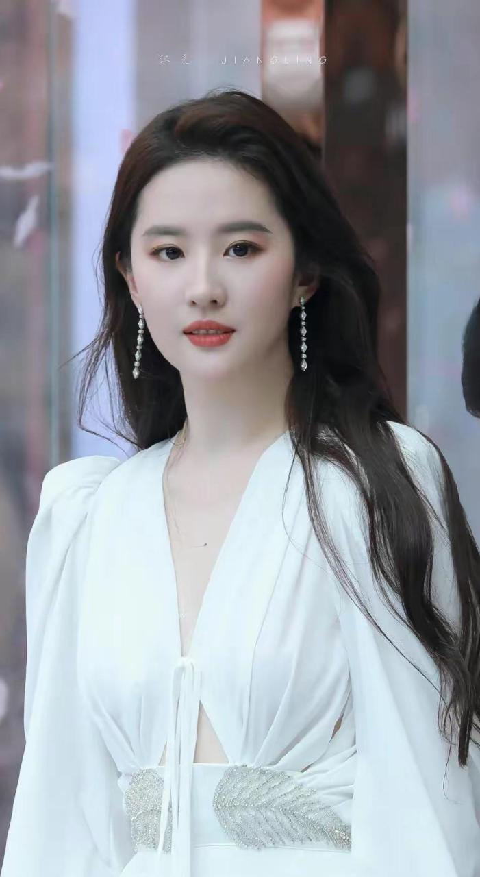 刘亦菲平时不喝酒,喝得停不下来. 估计普通人不是她的对手.