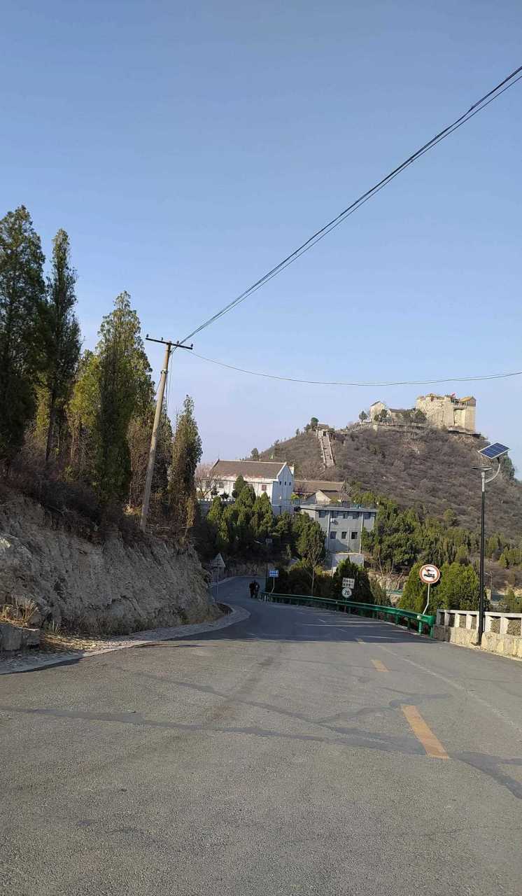 看一下林州的柏尖山,人家也是4a景区,停车免费,没有门票,秋天看红叶