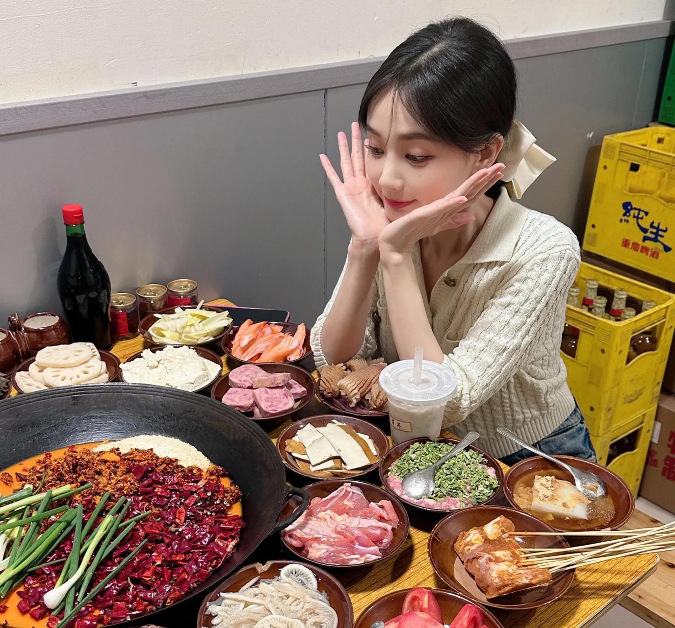 李一桐美女约你一起吃火锅