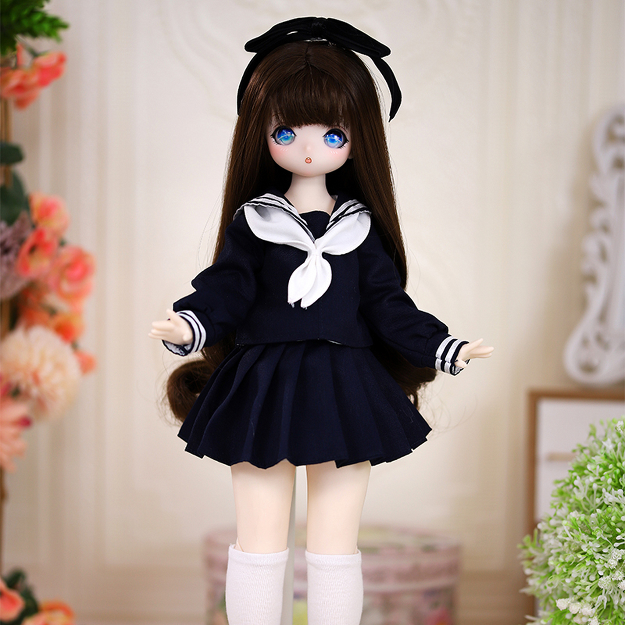 德必胜可动关节芭比娃娃是一款以黑色水手服为主题的时尚玩具.