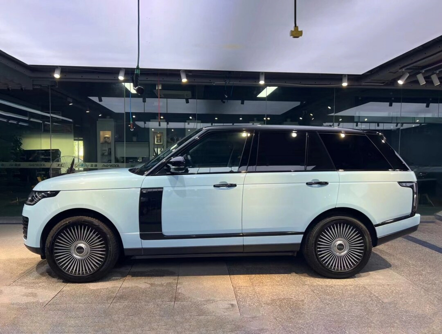 路虎揽胜改色冰川蓝  推荐冰川蓝这个颜色很好看,这个颜色很适合女生