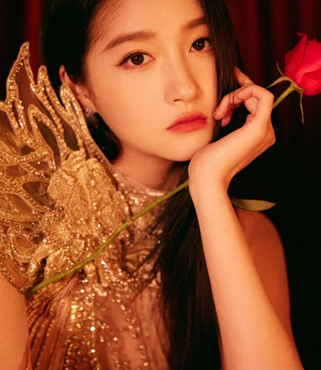 关晓彤鎏金月神妆# 美得很高级 大气华丽的礼服和美人 恭喜彤姐又