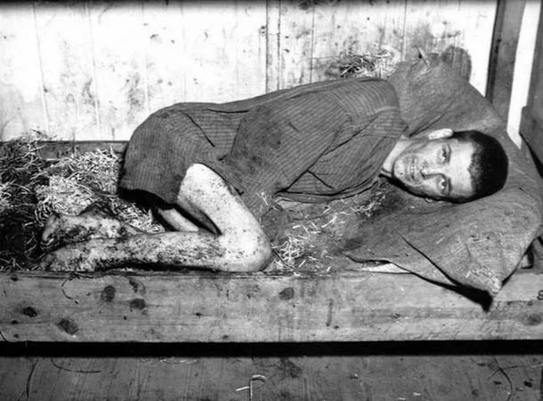 在1944年的纳粹集中营里,一个犹太男子被关押在一个肮脏的房间里.