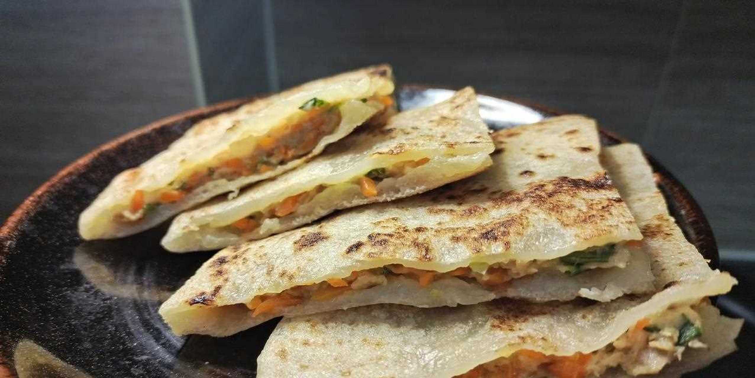 火烧粑是湖北麻城的小吃,馅料以当季的蔬菜为主,极具地方特色