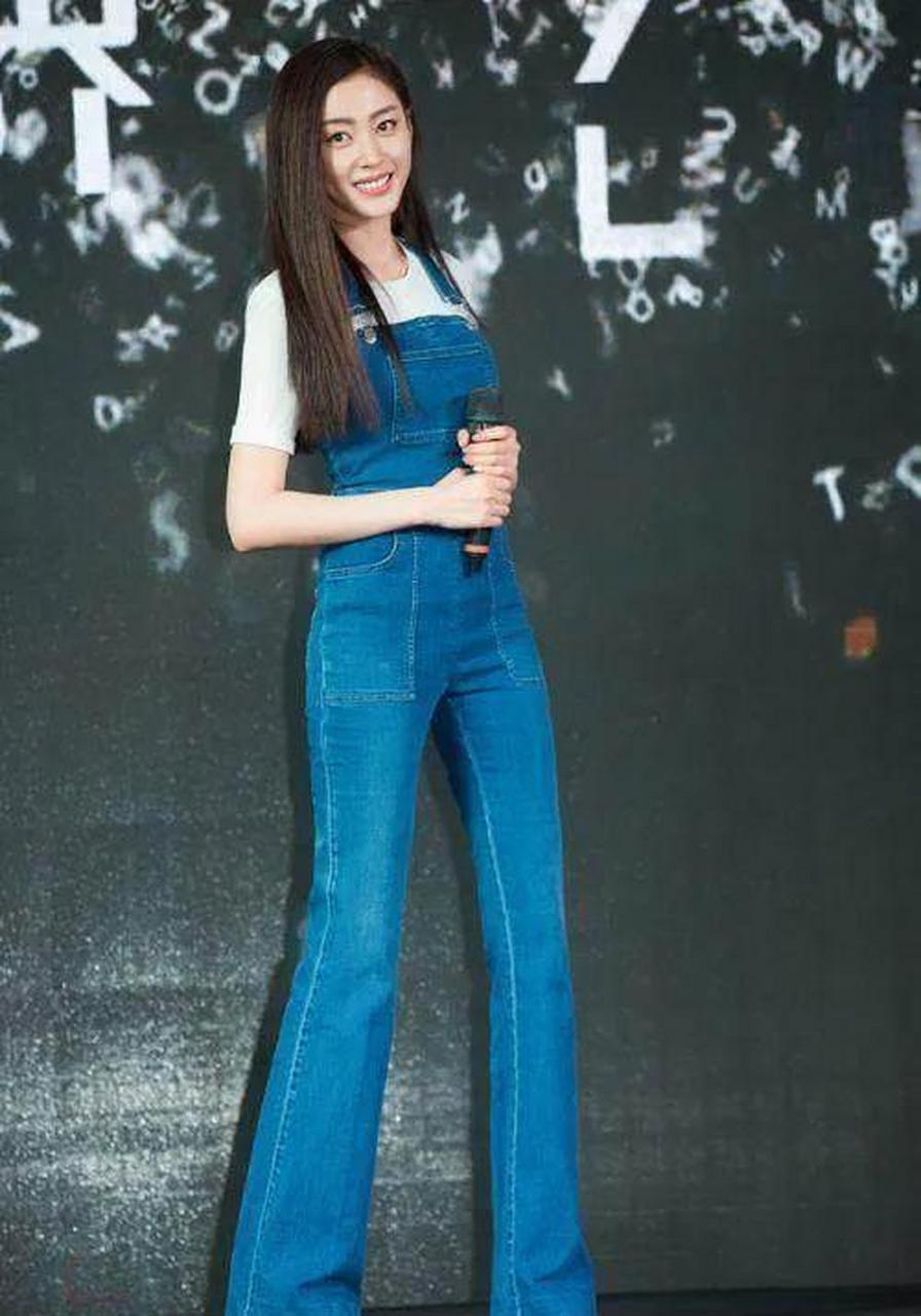 明星张天爱穿牛仔裤