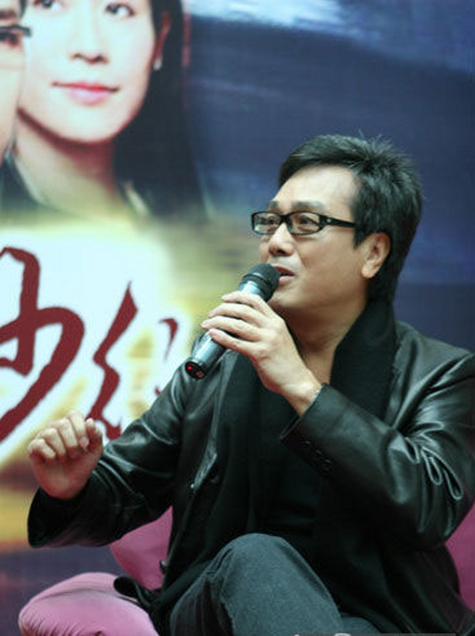 伍卫国多年前的相片,应该是《岁月风云》时去做宣传.